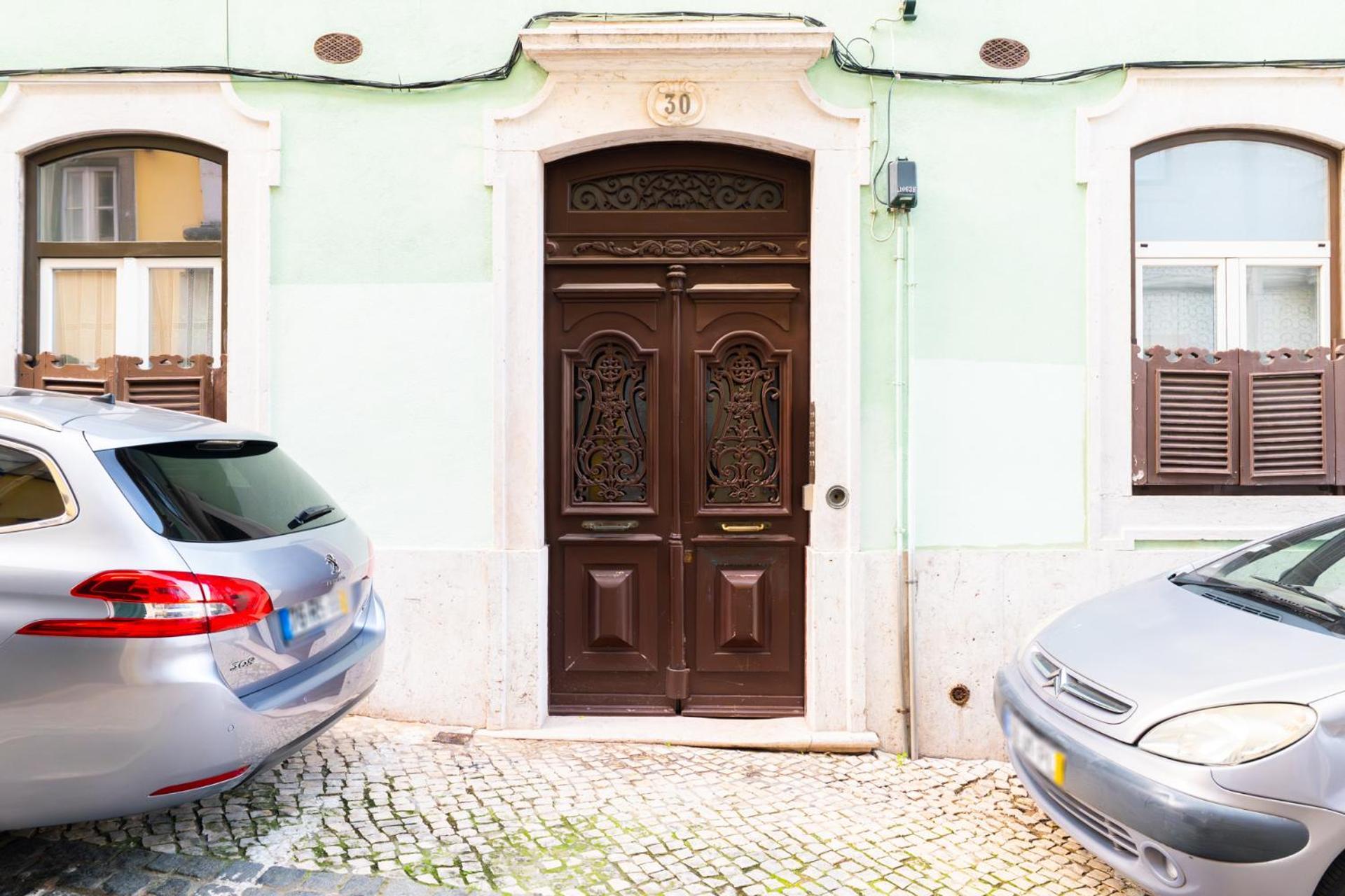 Beautiful Apartment In Bairro Alto - Quite Лиссабон Экстерьер фото